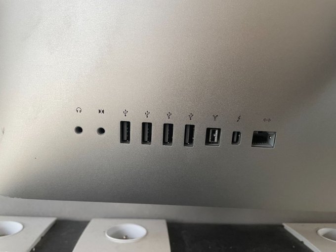 Apple iMac, mi 2011, 21,5 pouces 256Go SSD 4 Go complet clavier/souris 