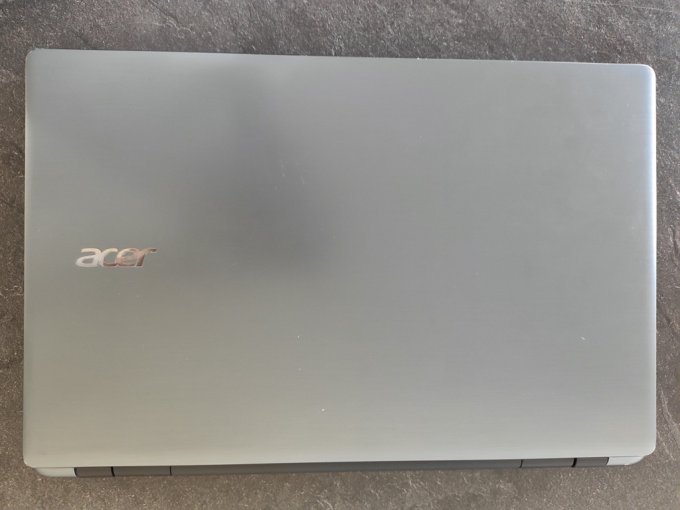 Acer Aspire E5-571G-15,6" Core i3 1,7 GHz - SSD 256 Go - 4 Go AZERTY