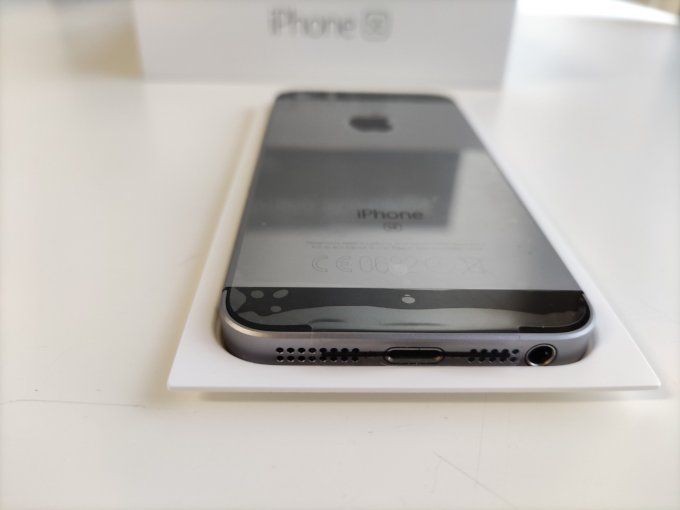 Apple Iphone SE 32 Go  Rétina - Gris sidéral - Débloqué