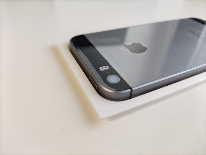Apple Iphone SE 32 Go  Rétina - Gris sidéral - Débloqué