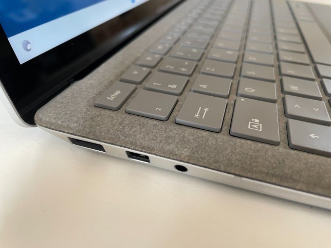 Microsoft Surface Laptop 13" Core i5 1.7 GHz - SSD 256 Go - 8 Go AZERTY - Français -