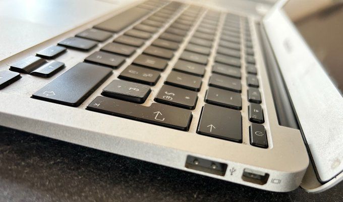 Apple Macbook Air 11 " A1370 Late 2010 Core 2 Duo RAM 2GB SSD 120GB