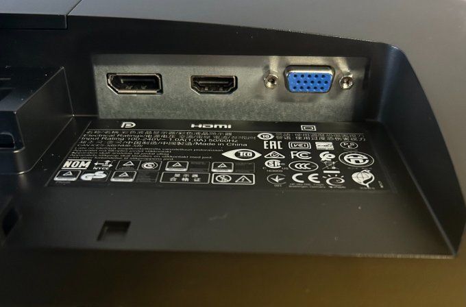 HP P240VA Moniteur LED 24" 1920x1080 VA D-SUB HDMI Noir