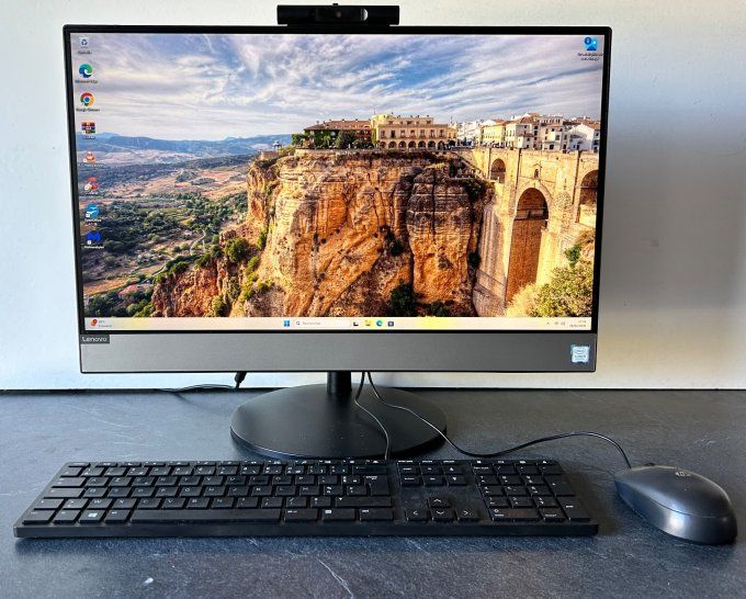 Lenovo  tout en 1 V530  22" Tactile CORE I5  8Go 256 SSD WIFI BLUETOOTH WEBCAM windows 11 pro - 