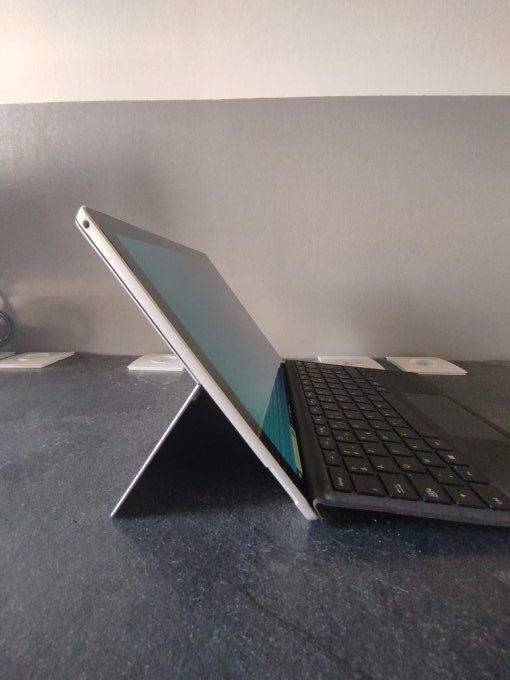 Microsoft Surface Pro 5 - Core m3 1GHz, 4GB RAM, 128GB SSD AZERTY - 